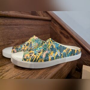 Native shoes Jefferson Clog Print tropical plant print unisex Sz 10W Sz 8M